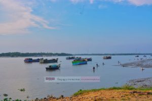 ছবিগুলো সোমবার বিকালে চট্টগ্রামের কর্ণফুলী নদী থেকে তোলা। ছবি- সিয়াম আহমেদ রায়হান 