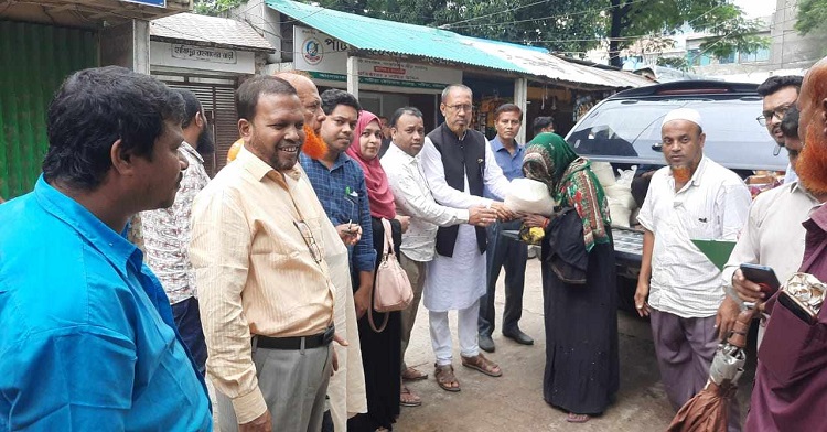 পটিয়ায় বন্যার্তদের মাঝে শুখনো খাবার বিতরণ করলেন পৌর মেয়র