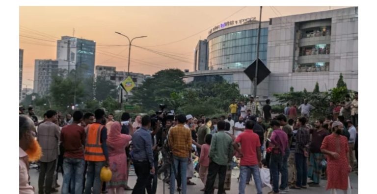 তোপের মুখে গাড়ি রেখে সারাহ কুককে নিয়ে হাসপাতাল ছাড়লেন স্বাস্থ্য উপদেষ্টা