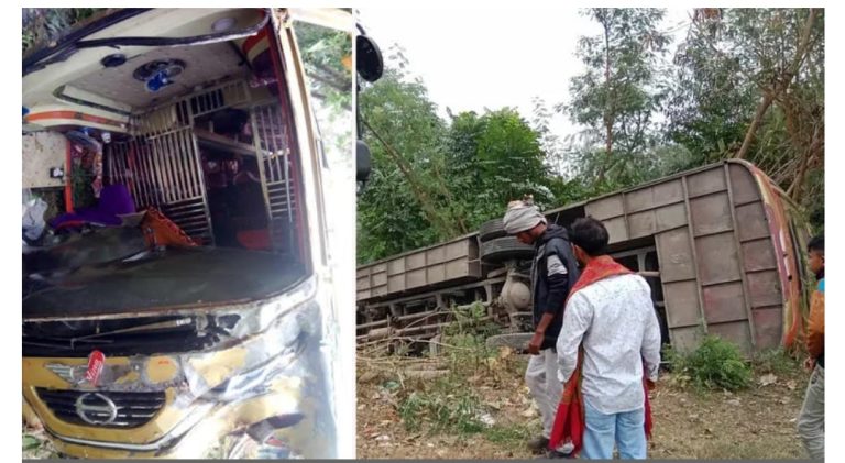 ঘন কুয়াশায় এক্সপ্রেসওয়েতে নিয়ন্ত্রণ হারিয়ে ৫০ জন যাত্রী নিয়ে খাদে বাস