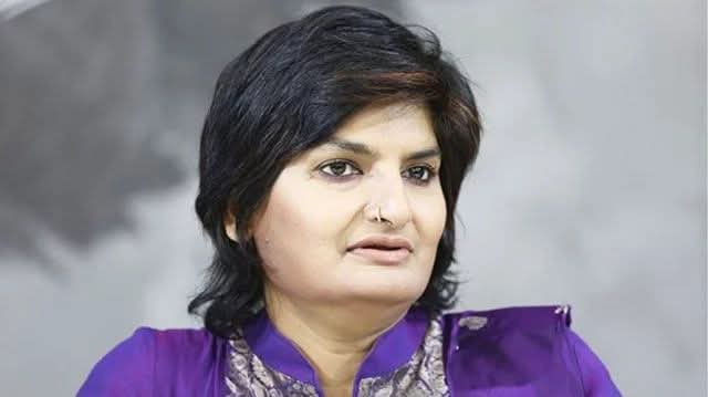 স্বামীসহ সাংবাদিক মুন্নি সাহার দেশত্যাগে নিষেধাজ্ঞা
