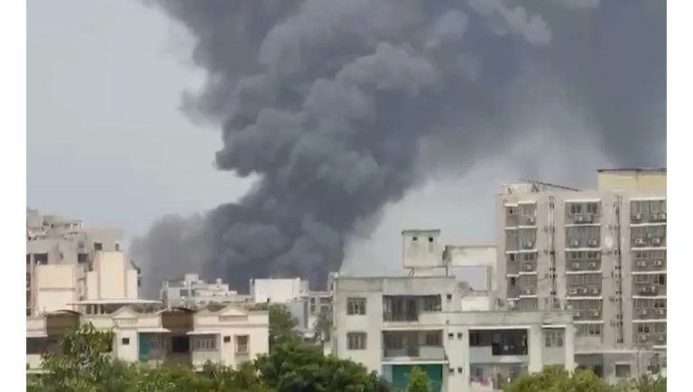 ভারতের আহমেদাবাদে ভেঙে পড়ল উড়োজাহাজ, ২ শতাধিক যাত্রীর মৃত্যু শঙ্কা